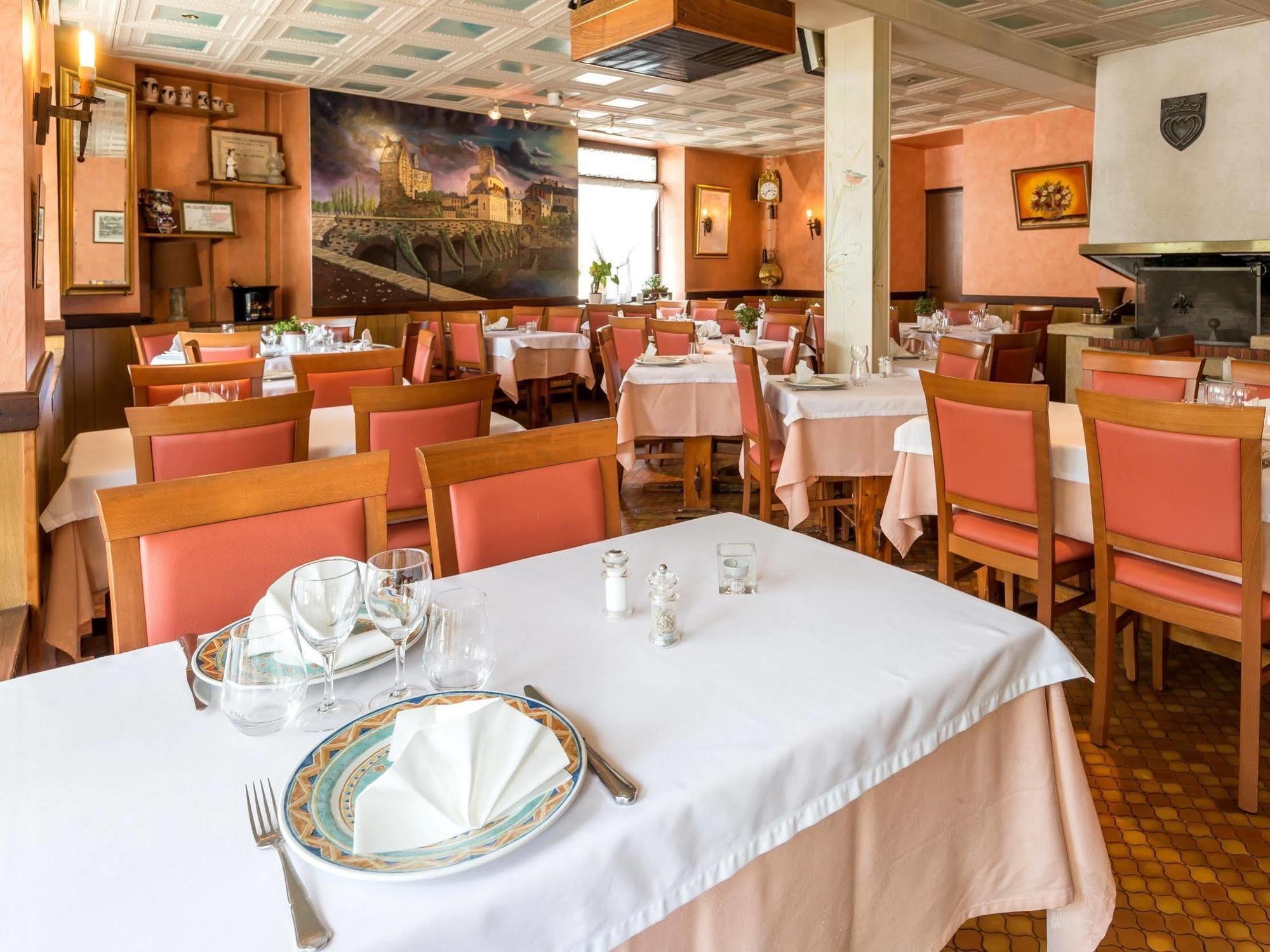 Logis & Restaurant - Le Saint-louis La Suze-sur-Sarthe